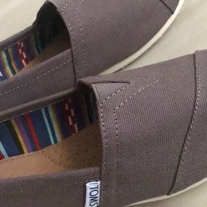 Toms slippers